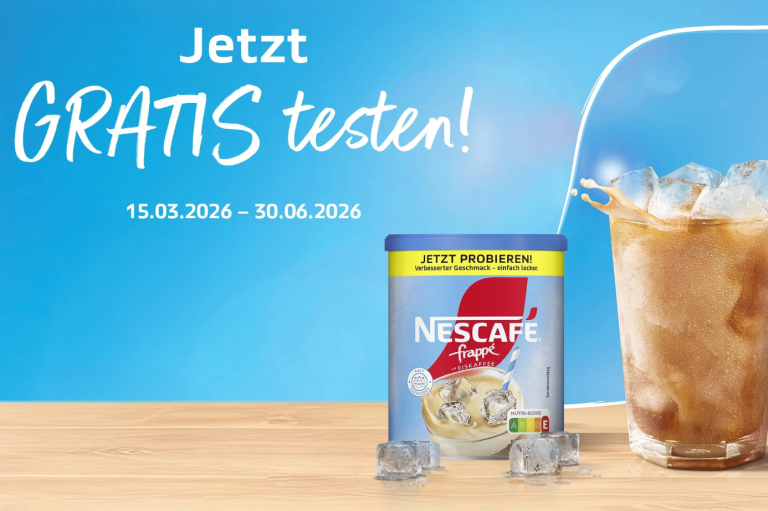 Nescafé-Paket neben einem Glas kaltem Getränk vor blauem Hintergrund, Aktion: GRATIS testen.